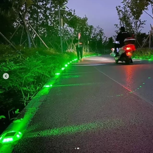 Chiodi stradali solari in plastica a 360°: illuminare la strada da seguire!