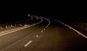 Llum guia: la importància dels tacs reflectants de la carretera